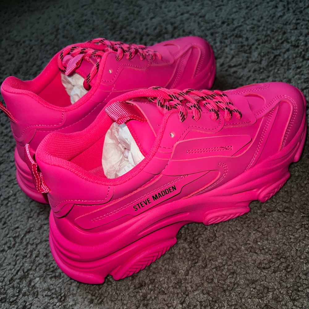 Steve Madden Neon Pink Sneaker, size 7.5